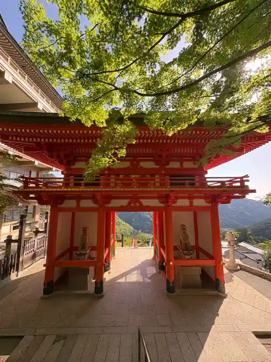青岸渡寺の{uncategorized: "未分類", other: "その他", undefined: "問題あり", building: "その他建物", grave: "お墓", sacred_gate: "鳥居", guardian: "狛犬", statue: "像", buddha: "仏像", history: "歴史", nature: "自然", garden: "庭園", animal: "動物", pagoda: "塔", temizu: "手水舎", mountain_gate: "山門・神門", sanctuary: "本殿・本堂", subordinate: "末社・摂社", art: "芸術", scenery: "景色", jizo: "地蔵", ema: "絵馬", goshuin: "御朱印", omikuji: "おみくじ", items: "授与品その他", amulet: "お守り", goshuincho: "御朱印帳", eats: "食事", festival: "お祭り", votive_dance: "神楽", shichigosan: "七五三参", wedding: "結婚式", experience: "体験その他", initially: "初詣", around: "周辺", anti_infection: "感染症対策"}