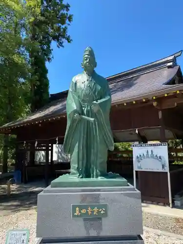 象山神社の像