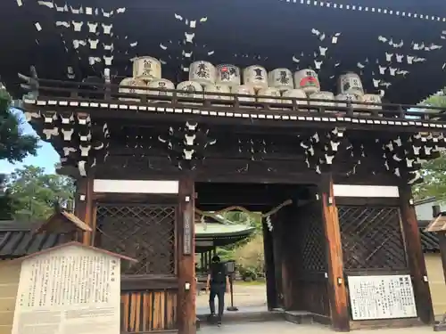 梅宮大社の山門・神門