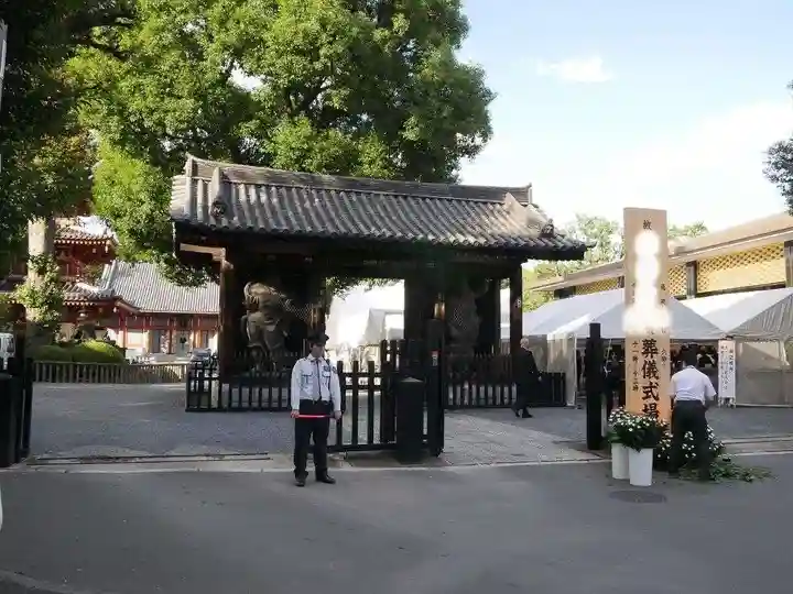 宝仙寺の山門・神門