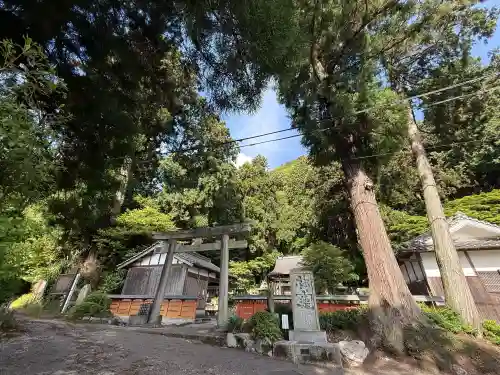 高天彦神社の{uncategorized: "未分類", other: "その他", undefined: "問題あり", building: "その他建物", grave: "お墓", sacred_gate: "鳥居", guardian: "狛犬", statue: "像", buddha: "仏像", history: "歴史", nature: "自然", garden: "庭園", animal: "動物", pagoda: "塔", temizu: "手水舎", mountain_gate: "山門・神門", sanctuary: "本殿・本堂", subordinate: "末社・摂社", art: "芸術", scenery: "景色", jizo: "地蔵", ema: "絵馬", goshuin: "御朱印", omikuji: "おみくじ", items: "授与品その他", amulet: "お守り", goshuincho: "御朱印帳", eats: "食事", festival: "お祭り", votive_dance: "神楽", shichigosan: "七五三参", wedding: "結婚式", experience: "体験その他", initially: "初詣", around: "周辺", anti_infection: "感染症対策"}