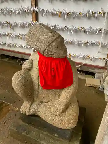 日吉神社の{uncategorized: "未分類", other: "その他", undefined: "問題あり", building: "その他建物", grave: "お墓", sacred_gate: "鳥居", guardian: "狛犬", statue: "像", buddha: "仏像", history: "歴史", nature: "自然", garden: "庭園", animal: "動物", pagoda: "塔", temizu: "手水舎", mountain_gate: "山門・神門", sanctuary: "本殿・本堂", subordinate: "末社・摂社", art: "芸術", scenery: "景色", jizo: "地蔵", ema: "絵馬", goshuin: "御朱印", omikuji: "おみくじ", items: "授与品その他", amulet: "お守り", goshuincho: "御朱印帳", eats: "食事", festival: "お祭り", votive_dance: "神楽", shichigosan: "七五三参", wedding: "結婚式", experience: "体験その他", initially: "初詣", around: "周辺", anti_infection: "感染症対策"}