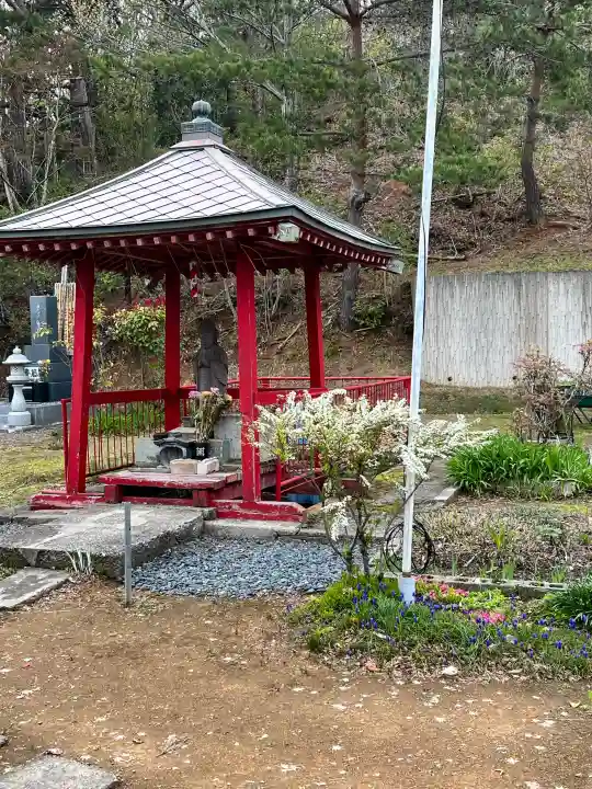 龍本寺の{uncategorized: "未分類", other: "その他", undefined: "問題あり", building: "その他建物", grave: "お墓", sacred_gate: "鳥居", guardian: "狛犬", statue: "像", buddha: "仏像", history: "歴史", nature: "自然", garden: "庭園", animal: "動物", pagoda: "塔", temizu: "手水舎", mountain_gate: "山門・神門", sanctuary: "本殿・本堂", subordinate: "末社・摂社", art: "芸術", scenery: "景色", jizo: "地蔵", ema: "絵馬", goshuin: "御朱印", omikuji: "おみくじ", items: "授与品その他", amulet: "お守り", goshuincho: "御朱印帳", eats: "食事", festival: "お祭り", votive_dance: "神楽", shichigosan: "七五三参", wedding: "結婚式", experience: "体験その他", initially: "初詣", around: "周辺", anti_infection: "感染症対策"}