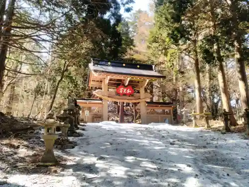 七面山敬慎院の山門