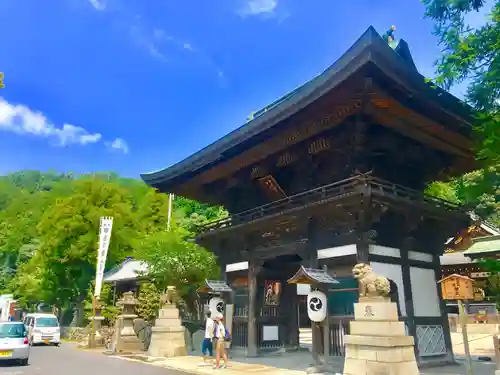日牟禮八幡宮の山門・神門