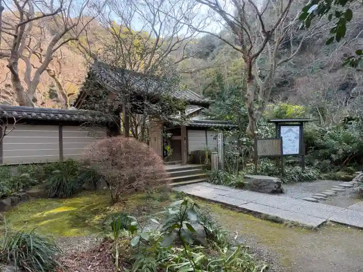 瑞泉寺の{uncategorized: "未分類", other: "その他", undefined: "問題あり", building: "その他建物", grave: "お墓", sacred_gate: "鳥居", guardian: "狛犬", statue: "像", buddha: "仏像", history: "歴史", nature: "自然", garden: "庭園", animal: "動物", pagoda: "塔", temizu: "手水舎", mountain_gate: "山門・神門", sanctuary: "本殿・本堂", subordinate: "末社・摂社", art: "芸術", scenery: "景色", jizo: "地蔵", ema: "絵馬", goshuin: "御朱印", omikuji: "おみくじ", items: "授与品その他", amulet: "お守り", goshuincho: "御朱印帳", eats: "食事", festival: "お祭り", votive_dance: "神楽", shichigosan: "七五三参", wedding: "結婚式", experience: "体験その他", initially: "初詣", around: "周辺", anti_infection: "感染症対策"}