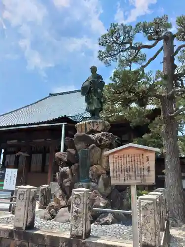 御堂　陽願寺の像