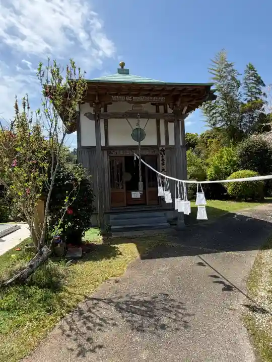 高照寺の{uncategorized: "未分類", other: "その他", undefined: "問題あり", building: "その他建物", grave: "お墓", sacred_gate: "鳥居", guardian: "狛犬", statue: "像", buddha: "仏像", history: "歴史", nature: "自然", garden: "庭園", animal: "動物", pagoda: "塔", temizu: "手水舎", mountain_gate: "山門・神門", sanctuary: "本殿・本堂", subordinate: "末社・摂社", art: "芸術", scenery: "景色", jizo: "地蔵", ema: "絵馬", goshuin: "御朱印", omikuji: "おみくじ", items: "授与品その他", amulet: "お守り", goshuincho: "御朱印帳", eats: "食事", festival: "お祭り", votive_dance: "神楽", shichigosan: "七五三参", wedding: "結婚式", experience: "体験その他", initially: "初詣", around: "周辺", anti_infection: "感染症対策"}