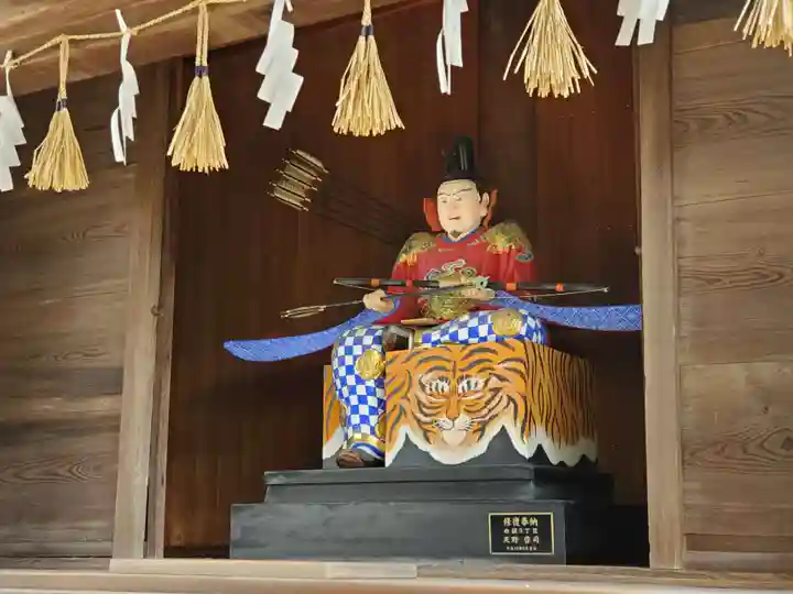 白國神社の像