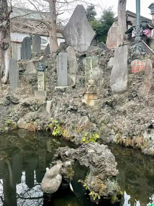 成田山新勝寺の{uncategorized: "未分類", other: "その他", undefined: "問題あり", building: "その他建物", grave: "お墓", sacred_gate: "鳥居", guardian: "狛犬", statue: "像", buddha: "仏像", history: "歴史", nature: "自然", garden: "庭園", animal: "動物", pagoda: "塔", temizu: "手水舎", mountain_gate: "山門・神門", sanctuary: "本殿・本堂", subordinate: "末社・摂社", art: "芸術", scenery: "景色", jizo: "地蔵", ema: "絵馬", goshuin: "御朱印", omikuji: "おみくじ", items: "授与品その他", amulet: "お守り", goshuincho: "御朱印帳", eats: "食事", festival: "お祭り", votive_dance: "神楽", shichigosan: "七五三参", wedding: "結婚式", experience: "体験その他", initially: "初詣", around: "周辺", anti_infection: "感染症対策"}