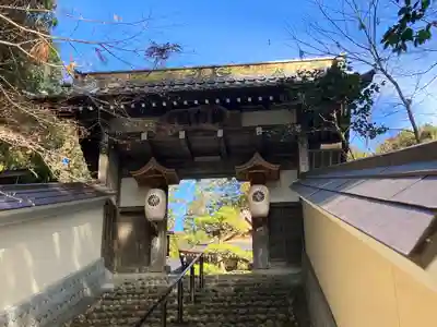 目の霊山　油山寺の山門・神門