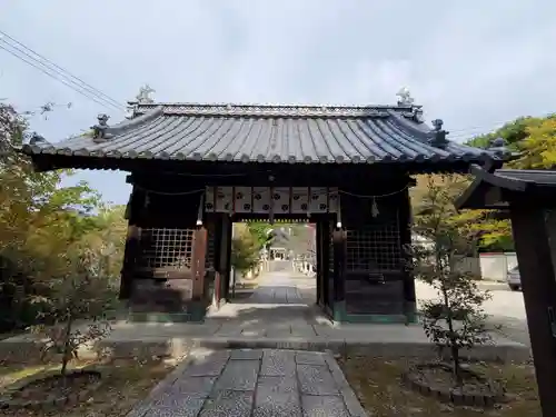 三原八幡宮の山門