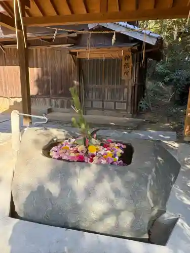 糸島市宇美八幡宮の{uncategorized: "未分類", other: "その他", undefined: "問題あり", building: "その他建物", grave: "お墓", sacred_gate: "鳥居", guardian: "狛犬", statue: "像", buddha: "仏像", history: "歴史", nature: "自然", garden: "庭園", animal: "動物", pagoda: "塔", temizu: "手水舎", mountain_gate: "山門・神門", sanctuary: "本殿・本堂", subordinate: "末社・摂社", art: "芸術", scenery: "景色", jizo: "地蔵", ema: "絵馬", goshuin: "御朱印", omikuji: "おみくじ", items: "授与品その他", amulet: "お守り", goshuincho: "御朱印帳", eats: "食事", festival: "お祭り", votive_dance: "神楽", shichigosan: "七五三参", wedding: "結婚式", experience: "体験その他", initially: "初詣", around: "周辺", anti_infection: "感染症対策"}