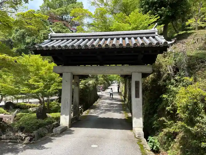 興聖寺(興聖寶林禅寺)の{uncategorized: "未分類", other: "その他", undefined: "問題あり", building: "その他建物", grave: "お墓", sacred_gate: "鳥居", guardian: "狛犬", statue: "像", buddha: "仏像", history: "歴史", nature: "自然", garden: "庭園", animal: "動物", pagoda: "塔", temizu: "手水舎", mountain_gate: "山門・神門", sanctuary: "本殿・本堂", subordinate: "末社・摂社", art: "芸術", scenery: "景色", jizo: "地蔵", ema: "絵馬", goshuin: "御朱印", omikuji: "おみくじ", items: "授与品その他", amulet: "お守り", goshuincho: "御朱印帳", eats: "食事", festival: "お祭り", votive_dance: "神楽", shichigosan: "七五三参", wedding: "結婚式", experience: "体験その他", initially: "初詣", around: "周辺", anti_infection: "感染症対策"}