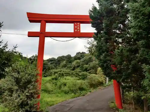 嵯峨稲荷大明神の鳥居