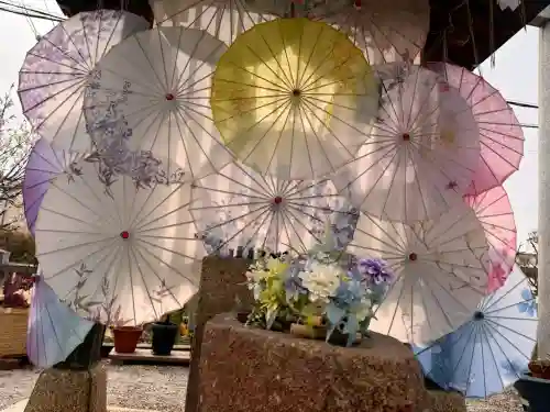 水堂須佐男神社の{uncategorized: "未分類", other: "その他", undefined: "問題あり", building: "その他建物", grave: "お墓", sacred_gate: "鳥居", guardian: "狛犬", statue: "像", buddha: "仏像", history: "歴史", nature: "自然", garden: "庭園", animal: "動物", pagoda: "塔", temizu: "手水舎", mountain_gate: "山門・神門", sanctuary: "本殿・本堂", subordinate: "末社・摂社", art: "芸術", scenery: "景色", jizo: "地蔵", ema: "絵馬", goshuin: "御朱印", omikuji: "おみくじ", items: "授与品その他", amulet: "お守り", goshuincho: "御朱印帳", eats: "食事", festival: "お祭り", votive_dance: "神楽", shichigosan: "七五三参", wedding: "結婚式", experience: "体験その他", initially: "初詣", around: "周辺", anti_infection: "感染症対策"}