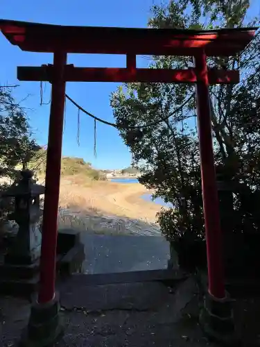 元嶋神社の{uncategorized: "未分類", other: "その他", undefined: "問題あり", building: "その他建物", grave: "お墓", sacred_gate: "鳥居", guardian: "狛犬", statue: "像", buddha: "仏像", history: "歴史", nature: "自然", garden: "庭園", animal: "動物", pagoda: "塔", temizu: "手水舎", mountain_gate: "山門・神門", sanctuary: "本殿・本堂", subordinate: "末社・摂社", art: "芸術", scenery: "景色", jizo: "地蔵", ema: "絵馬", goshuin: "御朱印", omikuji: "おみくじ", items: "授与品その他", amulet: "お守り", goshuincho: "御朱印帳", eats: "食事", festival: "お祭り", votive_dance: "神楽", shichigosan: "七五三参", wedding: "結婚式", experience: "体験その他", initially: "初詣", around: "周辺", anti_infection: "感染症対策"}