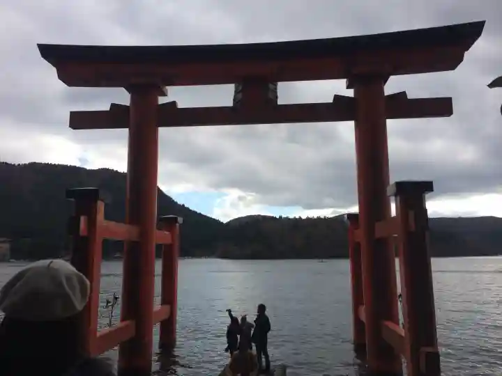 箱根神社の{uncategorized: "未分類", other: "その他", undefined: "問題あり", building: "その他建物", grave: "お墓", sacred_gate: "鳥居", guardian: "狛犬", statue: "像", buddha: "仏像", history: "歴史", nature: "自然", garden: "庭園", animal: "動物", pagoda: "塔", temizu: "手水舎", mountain_gate: "山門・神門", sanctuary: "本殿・本堂", subordinate: "末社・摂社", art: "芸術", scenery: "景色", jizo: "地蔵", ema: "絵馬", goshuin: "御朱印", omikuji: "おみくじ", items: "授与品その他", amulet: "お守り", goshuincho: "御朱印帳", eats: "食事", festival: "お祭り", votive_dance: "神楽", shichigosan: "七五三参", wedding: "結婚式", experience: "体験その他", initially: "初詣", around: "周辺", anti_infection: "感染症対策"}
