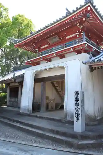 温泉山 安楽寺(四国霊場第六番札所)の山門