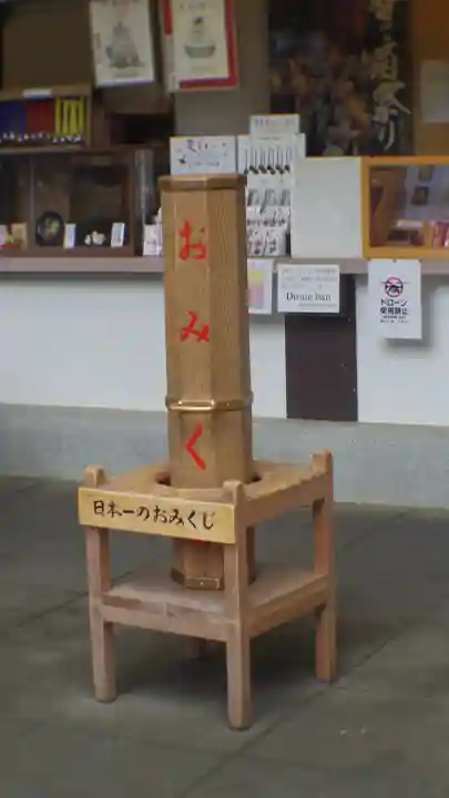 飛瀧神社(熊野那智大社別宮)の{uncategorized: "未分類", other: "その他", undefined: "問題あり", building: "その他建物", grave: "お墓", sacred_gate: "鳥居", guardian: "狛犬", statue: "像", buddha: "仏像", history: "歴史", nature: "自然", garden: "庭園", animal: "動物", pagoda: "塔", temizu: "手水舎", mountain_gate: "山門・神門", sanctuary: "本殿・本堂", subordinate: "末社・摂社", art: "芸術", scenery: "景色", jizo: "地蔵", ema: "絵馬", goshuin: "御朱印", omikuji: "おみくじ", items: "授与品その他", amulet: "お守り", goshuincho: "御朱印帳", eats: "食事", festival: "お祭り", votive_dance: "神楽", shichigosan: "七五三参", wedding: "結婚式", experience: "体験その他", initially: "初詣", around: "周辺", anti_infection: "感染症対策"}