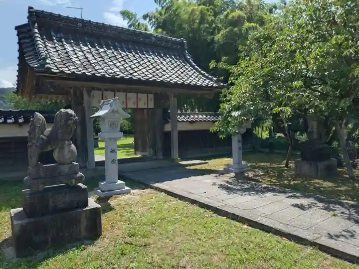 守りの神 藤基神社の山門・神門