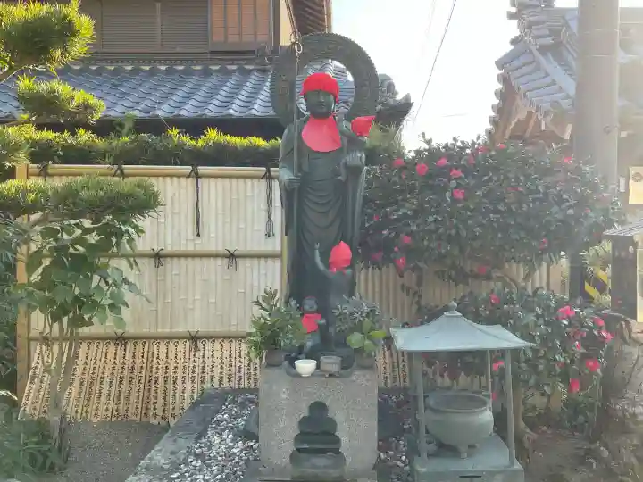 西徳寺の{uncategorized: "未分類", other: "その他", undefined: "問題あり", building: "その他建物", grave: "お墓", sacred_gate: "鳥居", guardian: "狛犬", statue: "像", buddha: "仏像", history: "歴史", nature: "自然", garden: "庭園", animal: "動物", pagoda: "塔", temizu: "手水舎", mountain_gate: "山門・神門", sanctuary: "本殿・本堂", subordinate: "末社・摂社", art: "芸術", scenery: "景色", jizo: "地蔵", ema: "絵馬", goshuin: "御朱印", omikuji: "おみくじ", items: "授与品その他", amulet: "お守り", goshuincho: "御朱印帳", eats: "食事", festival: "お祭り", votive_dance: "神楽", shichigosan: "七五三参", wedding: "結婚式", experience: "体験その他", initially: "初詣", around: "周辺", anti_infection: "感染症対策"}