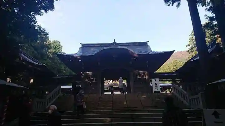 彌彦神社の山門・神門