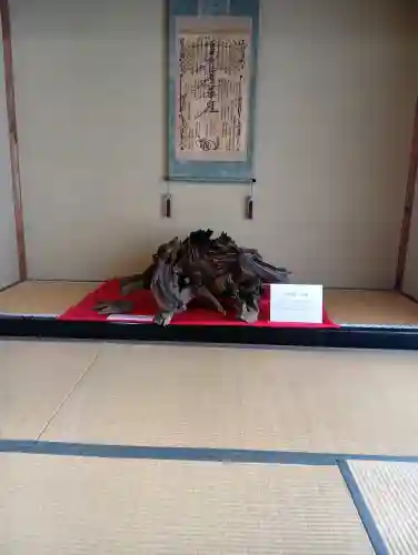 華光寺の{uncategorized: "未分類", other: "その他", undefined: "問題あり", building: "その他建物", grave: "お墓", sacred_gate: "鳥居", guardian: "狛犬", statue: "像", buddha: "仏像", history: "歴史", nature: "自然", garden: "庭園", animal: "動物", pagoda: "塔", temizu: "手水舎", mountain_gate: "山門・神門", sanctuary: "本殿・本堂", subordinate: "末社・摂社", art: "芸術", scenery: "景色", jizo: "地蔵", ema: "絵馬", goshuin: "御朱印", omikuji: "おみくじ", items: "授与品その他", amulet: "お守り", goshuincho: "御朱印帳", eats: "食事", festival: "お祭り", votive_dance: "神楽", shichigosan: "七五三参", wedding: "結婚式", experience: "体験その他", initially: "初詣", around: "周辺", anti_infection: "感染症対策"}