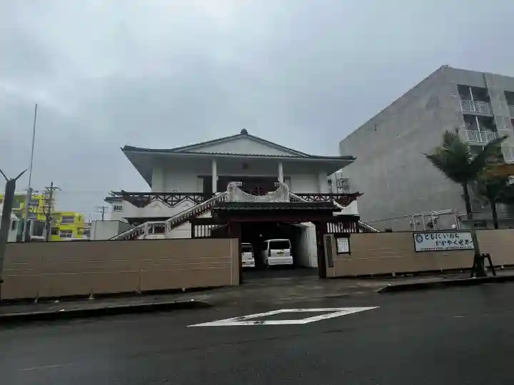 八重山本願寺布教所の{uncategorized: "未分類", other: "その他", undefined: "問題あり", building: "その他建物", grave: "お墓", sacred_gate: "鳥居", guardian: "狛犬", statue: "像", buddha: "仏像", history: "歴史", nature: "自然", garden: "庭園", animal: "動物", pagoda: "塔", temizu: "手水舎", mountain_gate: "山門・神門", sanctuary: "本殿・本堂", subordinate: "末社・摂社", art: "芸術", scenery: "景色", jizo: "地蔵", ema: "絵馬", goshuin: "御朱印", omikuji: "おみくじ", items: "授与品その他", amulet: "お守り", goshuincho: "御朱印帳", eats: "食事", festival: "お祭り", votive_dance: "神楽", shichigosan: "七五三参", wedding: "結婚式", experience: "体験その他", initially: "初詣", around: "周辺", anti_infection: "感染症対策"}