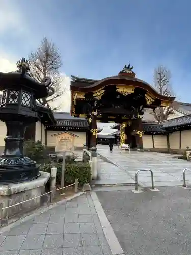 東本願寺（真宗本廟）の{uncategorized: "未分類", other: "その他", undefined: "問題あり", building: "その他建物", grave: "お墓", sacred_gate: "鳥居", guardian: "狛犬", statue: "像", buddha: "仏像", history: "歴史", nature: "自然", garden: "庭園", animal: "動物", pagoda: "塔", temizu: "手水舎", mountain_gate: "山門・神門", sanctuary: "本殿・本堂", subordinate: "末社・摂社", art: "芸術", scenery: "景色", jizo: "地蔵", ema: "絵馬", goshuin: "御朱印", omikuji: "おみくじ", items: "授与品その他", amulet: "お守り", goshuincho: "御朱印帳", eats: "食事", festival: "お祭り", votive_dance: "神楽", shichigosan: "七五三参", wedding: "結婚式", experience: "体験その他", initially: "初詣", around: "周辺", anti_infection: "感染症対策"}
