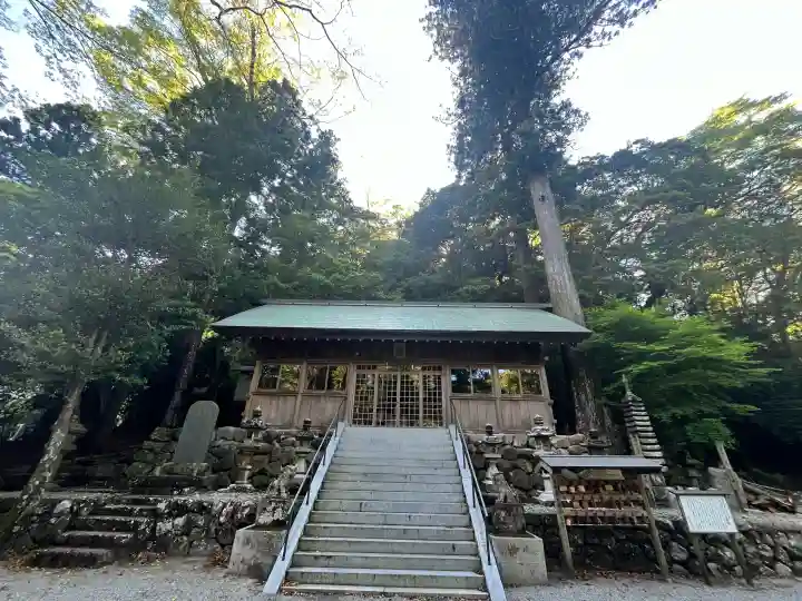 國津神社の{uncategorized: "未分類", other: "その他", undefined: "問題あり", building: "その他建物", grave: "お墓", sacred_gate: "鳥居", guardian: "狛犬", statue: "像", buddha: "仏像", history: "歴史", nature: "自然", garden: "庭園", animal: "動物", pagoda: "塔", temizu: "手水舎", mountain_gate: "山門・神門", sanctuary: "本殿・本堂", subordinate: "末社・摂社", art: "芸術", scenery: "景色", jizo: "地蔵", ema: "絵馬", goshuin: "御朱印", omikuji: "おみくじ", items: "授与品その他", amulet: "お守り", goshuincho: "御朱印帳", eats: "食事", festival: "お祭り", votive_dance: "神楽", shichigosan: "七五三参", wedding: "結婚式", experience: "体験その他", initially: "初詣", around: "周辺", anti_infection: "感染症対策"}