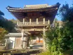 洞泉寺の山門