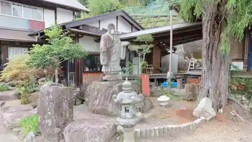 仏成寺の像