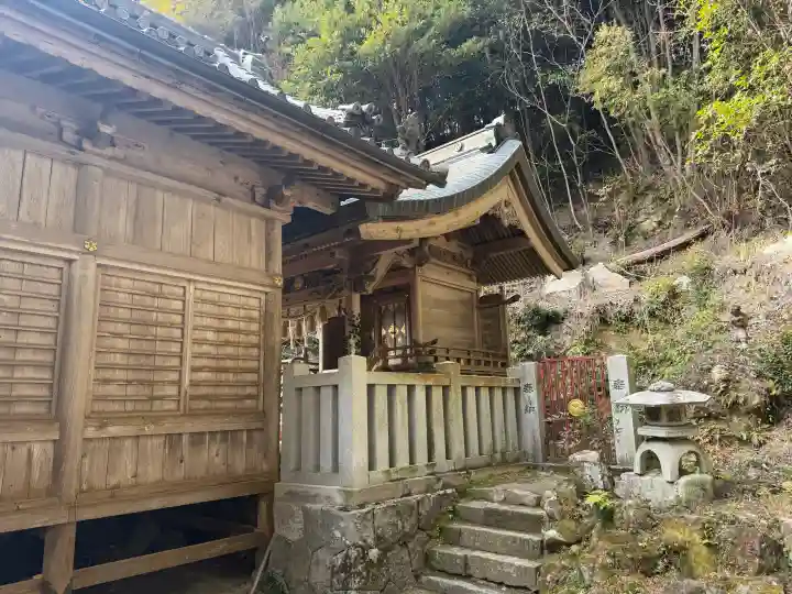 八幡神社松平東照宮の{uncategorized: "未分類", other: "その他", undefined: "問題あり", building: "その他建物", grave: "お墓", sacred_gate: "鳥居", guardian: "狛犬", statue: "像", buddha: "仏像", history: "歴史", nature: "自然", garden: "庭園", animal: "動物", pagoda: "塔", temizu: "手水舎", mountain_gate: "山門・神門", sanctuary: "本殿・本堂", subordinate: "末社・摂社", art: "芸術", scenery: "景色", jizo: "地蔵", ema: "絵馬", goshuin: "御朱印", omikuji: "おみくじ", items: "授与品その他", amulet: "お守り", goshuincho: "御朱印帳", eats: "食事", festival: "お祭り", votive_dance: "神楽", shichigosan: "七五三参", wedding: "結婚式", experience: "体験その他", initially: "初詣", around: "周辺", anti_infection: "感染症対策"}