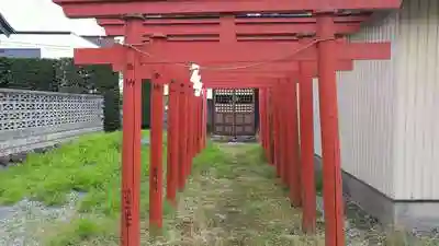 尾萬稲荷神社の鳥居