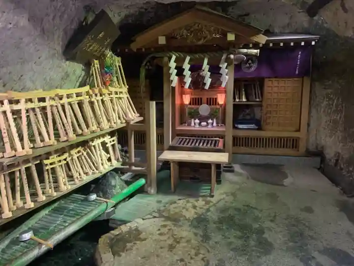 銭洗弁財天宇賀福神社の本殿・本堂