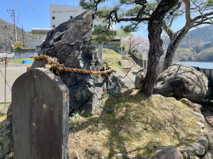 御供岩の{uncategorized: "未分類", other: "その他", undefined: "問題あり", building: "その他建物", grave: "お墓", sacred_gate: "鳥居", guardian: "狛犬", statue: "像", buddha: "仏像", history: "歴史", nature: "自然", garden: "庭園", animal: "動物", pagoda: "塔", temizu: "手水舎", mountain_gate: "山門・神門", sanctuary: "本殿・本堂", subordinate: "末社・摂社", art: "芸術", scenery: "景色", jizo: "地蔵", ema: "絵馬", goshuin: "御朱印", omikuji: "おみくじ", items: "授与品その他", amulet: "お守り", goshuincho: "御朱印帳", eats: "食事", festival: "お祭り", votive_dance: "神楽", shichigosan: "七五三参", wedding: "結婚式", experience: "体験その他", initially: "初詣", around: "周辺", anti_infection: "感染症対策"}
