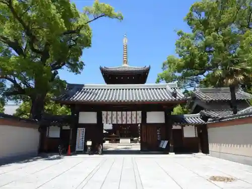 法楽寺の山門