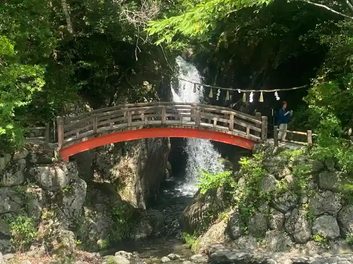 丹生川上神社(中社)の{uncategorized: "未分類", other: "その他", undefined: "問題あり", building: "その他建物", grave: "お墓", sacred_gate: "鳥居", guardian: "狛犬", statue: "像", buddha: "仏像", history: "歴史", nature: "自然", garden: "庭園", animal: "動物", pagoda: "塔", temizu: "手水舎", mountain_gate: "山門・神門", sanctuary: "本殿・本堂", subordinate: "末社・摂社", art: "芸術", scenery: "景色", jizo: "地蔵", ema: "絵馬", goshuin: "御朱印", omikuji: "おみくじ", items: "授与品その他", amulet: "お守り", goshuincho: "御朱印帳", eats: "食事", festival: "お祭り", votive_dance: "神楽", shichigosan: "七五三参", wedding: "結婚式", experience: "体験その他", initially: "初詣", around: "周辺", anti_infection: "感染症対策"}