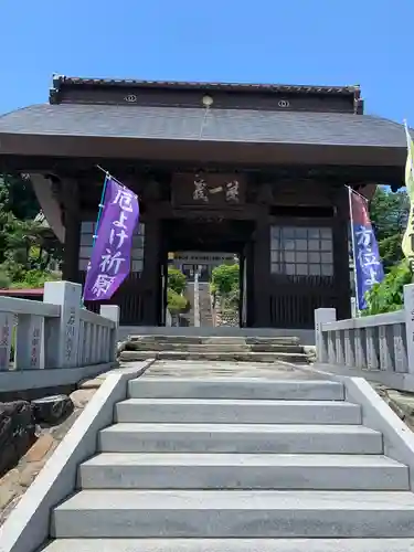 埼玉厄除け開運大師・龍泉寺（切り絵御朱印発祥の寺）の山門