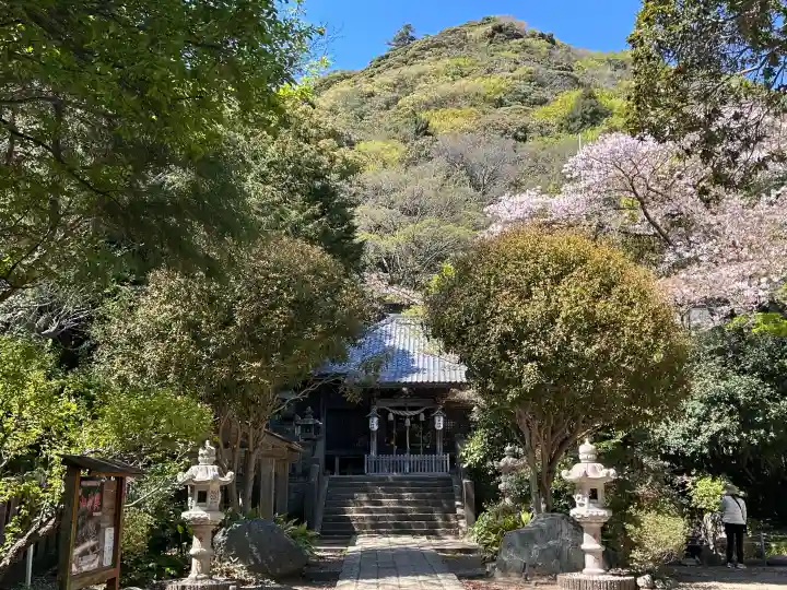 高來神社の{uncategorized: "未分類", other: "その他", undefined: "問題あり", building: "その他建物", grave: "お墓", sacred_gate: "鳥居", guardian: "狛犬", statue: "像", buddha: "仏像", history: "歴史", nature: "自然", garden: "庭園", animal: "動物", pagoda: "塔", temizu: "手水舎", mountain_gate: "山門・神門", sanctuary: "本殿・本堂", subordinate: "末社・摂社", art: "芸術", scenery: "景色", jizo: "地蔵", ema: "絵馬", goshuin: "御朱印", omikuji: "おみくじ", items: "授与品その他", amulet: "お守り", goshuincho: "御朱印帳", eats: "食事", festival: "お祭り", votive_dance: "神楽", shichigosan: "七五三参", wedding: "結婚式", experience: "体験その他", initially: "初詣", around: "周辺", anti_infection: "感染症対策"}