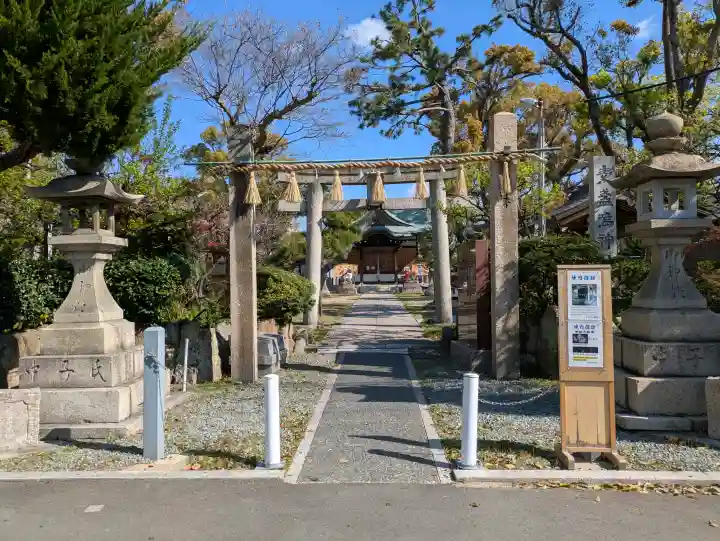 素盞嗚神社の{uncategorized: "未分類", other: "その他", undefined: "問題あり", building: "その他建物", grave: "お墓", sacred_gate: "鳥居", guardian: "狛犬", statue: "像", buddha: "仏像", history: "歴史", nature: "自然", garden: "庭園", animal: "動物", pagoda: "塔", temizu: "手水舎", mountain_gate: "山門・神門", sanctuary: "本殿・本堂", subordinate: "末社・摂社", art: "芸術", scenery: "景色", jizo: "地蔵", ema: "絵馬", goshuin: "御朱印", omikuji: "おみくじ", items: "授与品その他", amulet: "お守り", goshuincho: "御朱印帳", eats: "食事", festival: "お祭り", votive_dance: "神楽", shichigosan: "七五三参", wedding: "結婚式", experience: "体験その他", initially: "初詣", around: "周辺", anti_infection: "感染症対策"}
