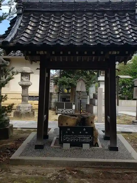向本折白山神社の手水舎