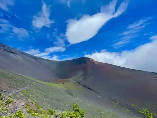 富士山頂上浅間大社奥宮の景色