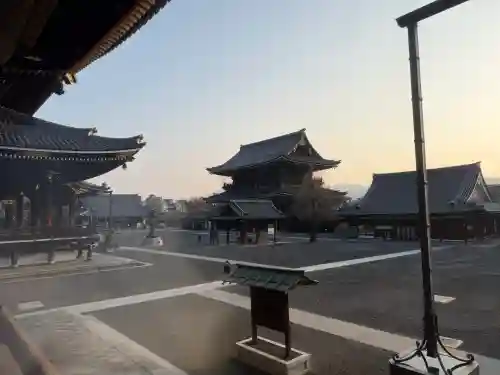 東本願寺（真宗本廟）の{uncategorized: "未分類", other: "その他", undefined: "問題あり", building: "その他建物", grave: "お墓", sacred_gate: "鳥居", guardian: "狛犬", statue: "像", buddha: "仏像", history: "歴史", nature: "自然", garden: "庭園", animal: "動物", pagoda: "塔", temizu: "手水舎", mountain_gate: "山門・神門", sanctuary: "本殿・本堂", subordinate: "末社・摂社", art: "芸術", scenery: "景色", jizo: "地蔵", ema: "絵馬", goshuin: "御朱印", omikuji: "おみくじ", items: "授与品その他", amulet: "お守り", goshuincho: "御朱印帳", eats: "食事", festival: "お祭り", votive_dance: "神楽", shichigosan: "七五三参", wedding: "結婚式", experience: "体験その他", initially: "初詣", around: "周辺", anti_infection: "感染症対策"}