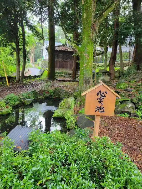 八幡朝見神社の庭園