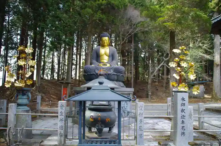 身延山奥之院思親閣の仏像