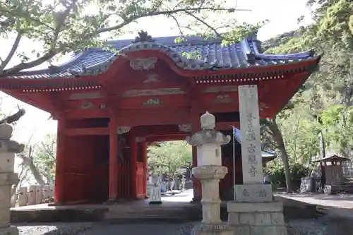 那古寺の山門