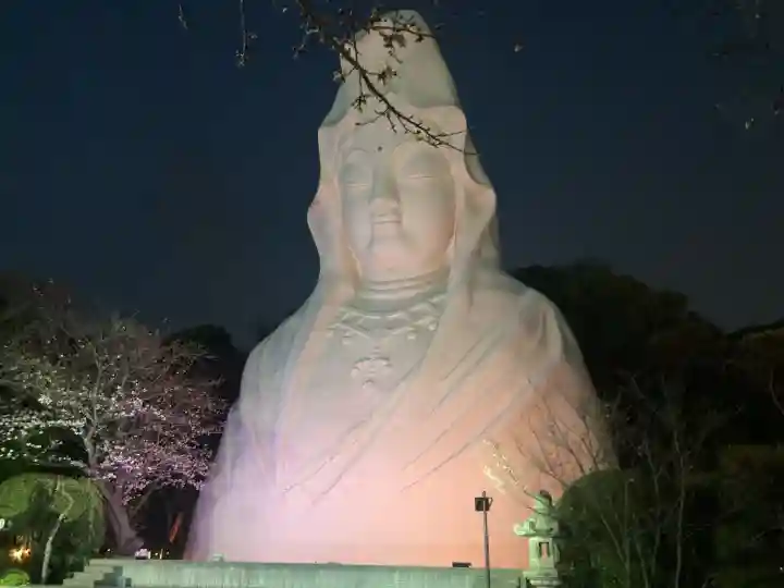 大船観音寺の{uncategorized: "未分類", other: "その他", undefined: "問題あり", building: "その他建物", grave: "お墓", sacred_gate: "鳥居", guardian: "狛犬", statue: "像", buddha: "仏像", history: "歴史", nature: "自然", garden: "庭園", animal: "動物", pagoda: "塔", temizu: "手水舎", mountain_gate: "山門・神門", sanctuary: "本殿・本堂", subordinate: "末社・摂社", art: "芸術", scenery: "景色", jizo: "地蔵", ema: "絵馬", goshuin: "御朱印", omikuji: "おみくじ", items: "授与品その他", amulet: "お守り", goshuincho: "御朱印帳", eats: "食事", festival: "お祭り", votive_dance: "神楽", shichigosan: "七五三参", wedding: "結婚式", experience: "体験その他", initially: "初詣", around: "周辺", anti_infection: "感染症対策"}