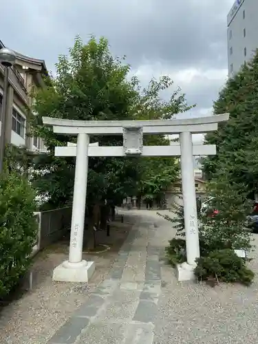 被官稲荷神社の鳥居